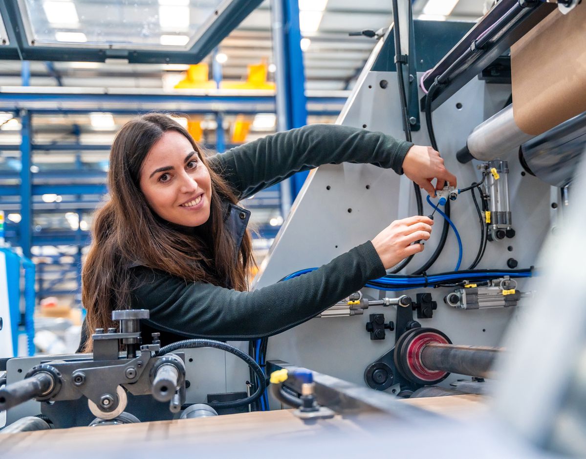 Schlosserin bei der Arbeit